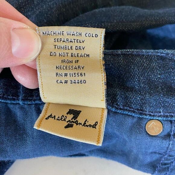 7 For All Mankind Gwenevere Denim Zippered Low Rise Dark Wash Capri Pants, 29x21 - Picture 8 of 8